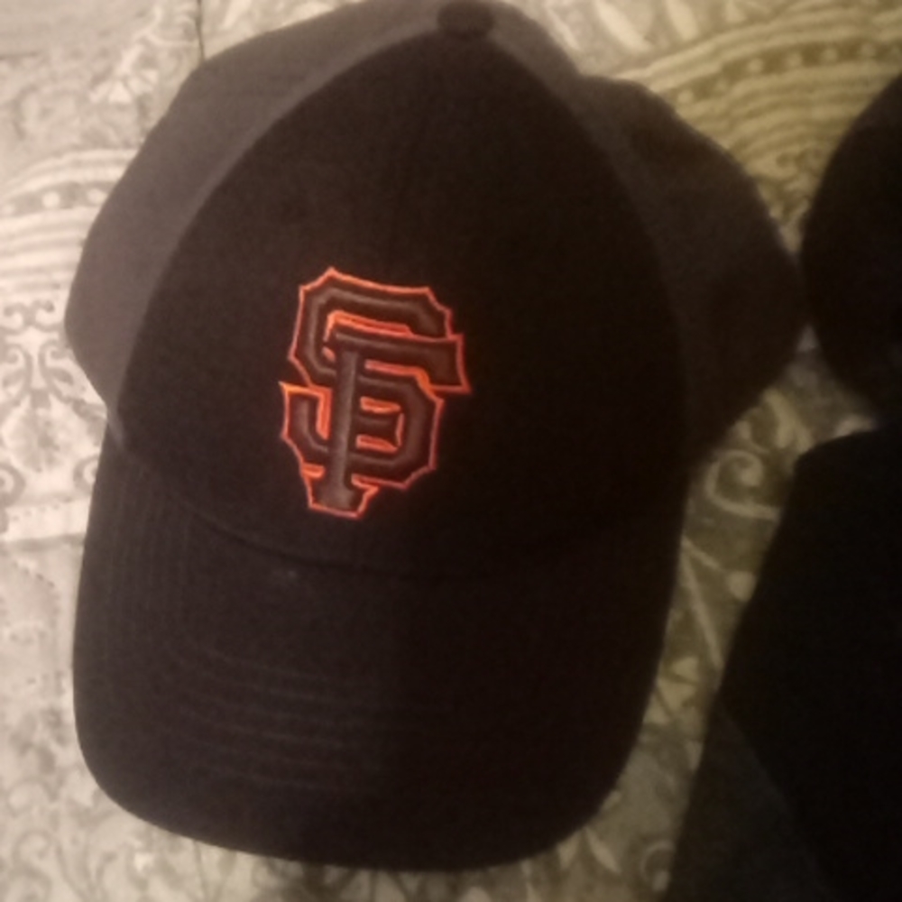 Fan favorite SF Giants snapback hat. Two tone black and grey with orange sf sign